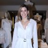 Camila Coutinho apostou em um camisetão de linho em evento da grife Le Lis Blanc