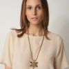 Para completar o look, Juliana Paes escolheu um colar de R$ 379,90
