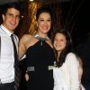 Claudia Raia posa com os filhos, Enzo e Sophia, em coquetel de estreua do musical 'Crazy For You'