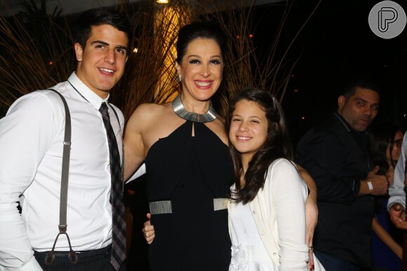 Claudia Raia posa com os filhos, Enzo e Sophia, em coquetel de estreua do musical 'Crazy For You'