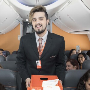 Luan Santana fechou uma aeronave que saiu de Belo Horizonte com destino ao Rio de Janeiro