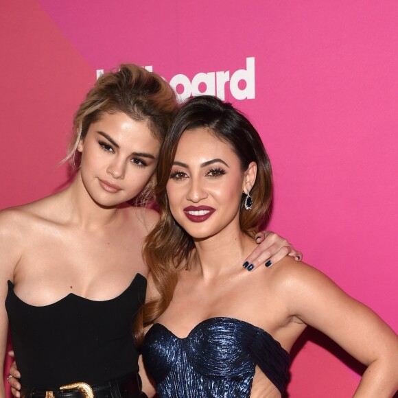 Selena Gomez levou a amiga Francia Helena na premiação da Billboard