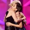 Selena Gomez chora ao ser premiada e dá troféu à amiga que doou rim: 'Me salvou'