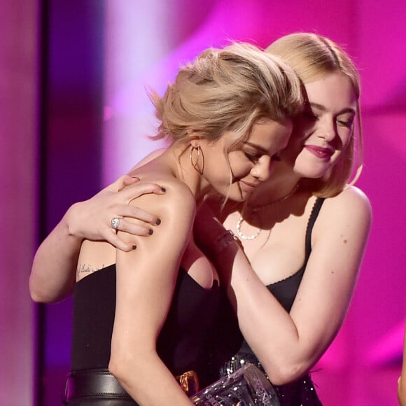 Selena Gomez é apoiada por Elle Fanning após chorar em discurso