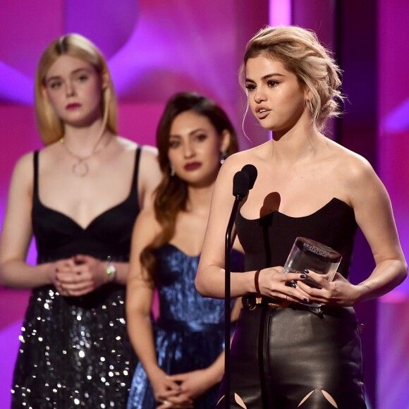 Selena Gomez chora ao ser premiada e dá troféu à amiga que doou rim em prêmio nesta quinta-feira, dia 30 de novembro de 2017