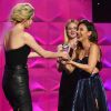 Selena Gomez entrega prêmio para Francia Helena, amiga de quem recebeu um rim em transplante