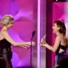 Selena Gomez se diverte com a amiga Francia Helena em palco de premiação