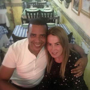 Zilu Camargo e Marco Antonio Teles apareceram sem a aliança de noivado