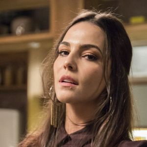 Aura (TainÁ Müller) é a nova namorada de Gael (Sergio Guizé) e já apanha no primeiro capítulo de 'O Outro Lado do Paraíso'