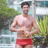 Bruno Cabrerizo, de sunga, assiste partida de futevôlei em praia do Rio. Fotos!