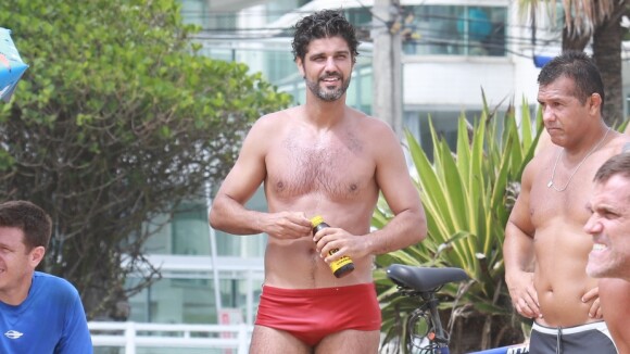 Bruno Cabrerizo, de sunga, assiste partida de futevôlei em praia do Rio. Fotos!