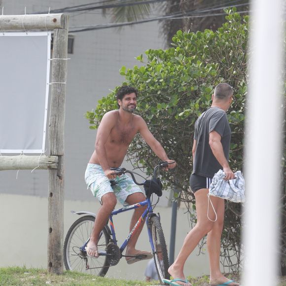 Bruno Cabrerizo deixou a praia conversando com o ator Carmo Dalla Vecchia