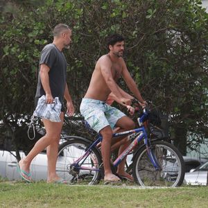 Bruno Cabrerizo encontrou o ator Carmo Dalla Vecchia na praia da Barra da Tijuca, Zona Oeste do Rio