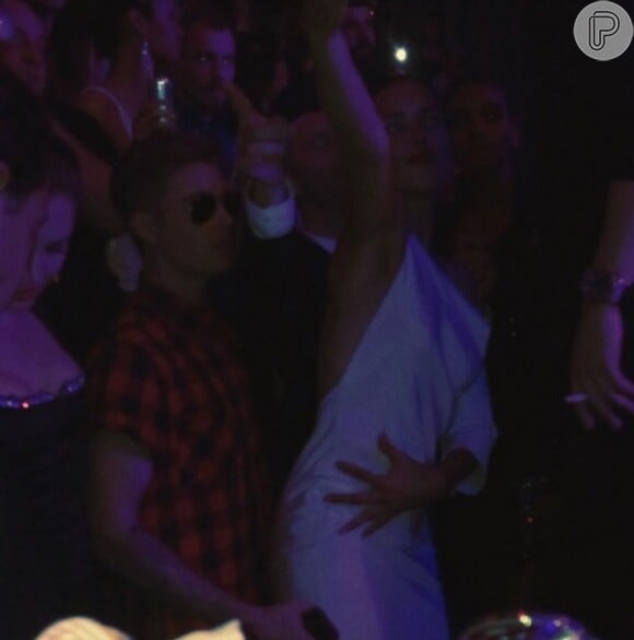 Adriana Lima dança com Justin Bieber durante festa em Cannes