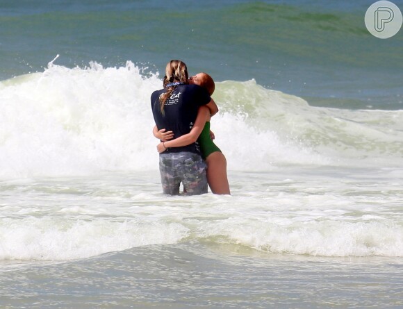 Isabella Santoni e o surfista Caio Vaz trocaram carinhos na praia da Barra da Tijuca, Zona Oeste do Rio