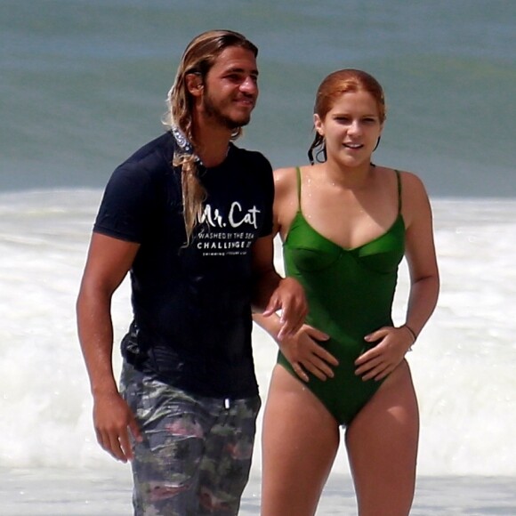 Isabella Santoni foi fotografada com o surfista Caio Vaz na praia da Barra da Tijuca, Zona Oeste do Rio de Janeiro