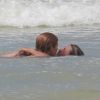 Isabella Santoni e o surfista Caio Vaz trocaram beijos na praia da Barra da Tijuca, Zona Oeste do Rio
