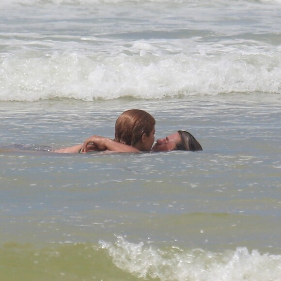 Isabella Santoni e o surfista Caio Vaz trocaram beijos na praia da Barra da Tijuca, Zona Oeste do Rio