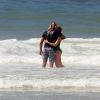 Isabella Santoni foi vista beijando o surfista Caio Vaz na praia da Barra da Tijuca, Zona Oeste do Rio de Janeiro, neste domingo 3 de dezembro de 2017