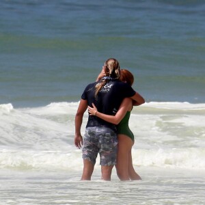 Isabella Santoni foi vista beijando o surfista Caio Vaz na praia da Barra da Tijuca, Zona Oeste do Rio de Janeiro, neste domingo 3 de dezembro de 2017