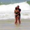 Isabella Santoni e o surfista Caio Vaz foram fotografados abraçados em uma praia do Rio