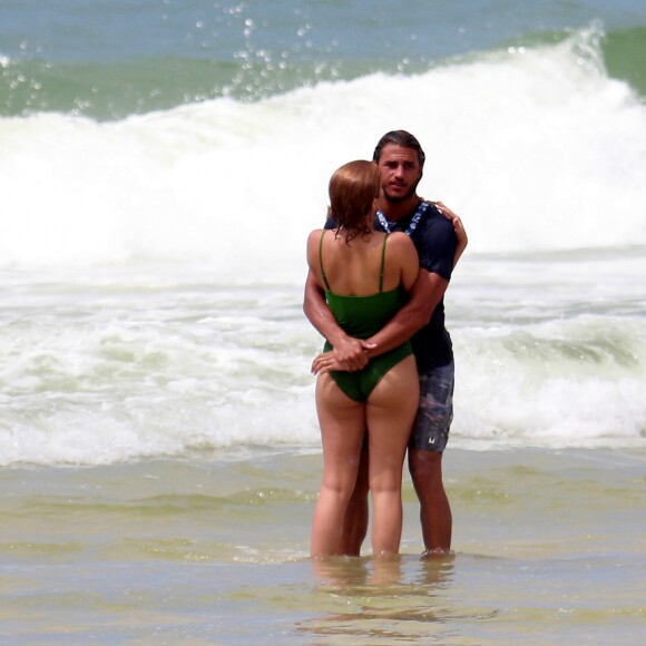 Isabella Santoni e o surfista Caio Vaz foram fotografados abraçados em uma praia do Rio