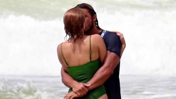 Isabella Santoni troca beijos com surfista Caio Vaz em praia do RJ. Veja fotos!
