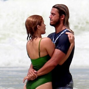 Isabella Santoni foi vista em clima de romance com o surfista Caio Vaz na praia da Barra da Tijuca, Zona Oeste do Rio de Janeiro