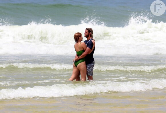 Isabella Santoni foi vista em clima de romance com o surfista Caio Vaz na praia da Barra da Tijuca, Zona Oeste do Rio de Janeiro