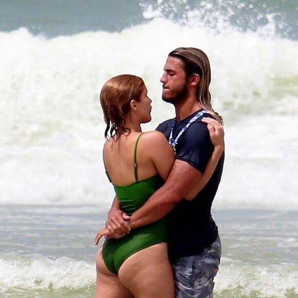 Isabella Santoni foi vista em clima de romance com o surfista Caio Vaz na praia da Barra da Tijuca, Zona Oeste do Rio de Janeiro