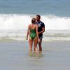 Isabella Santoni foi vista com o surfista Caio Vaz na praia da Barra da Tijuca
