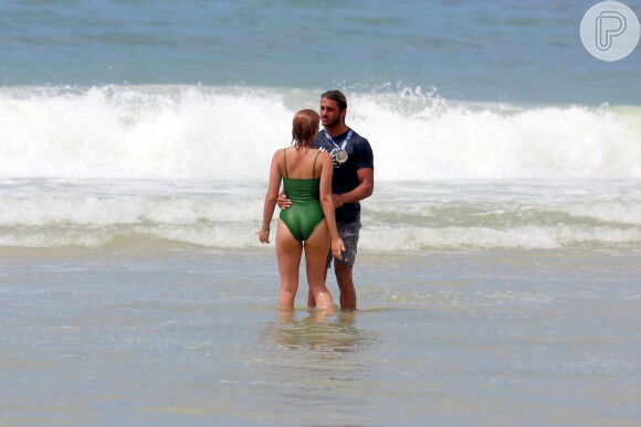 Isabella Santoni foi vista com o surfista Caio Vaz na praia da Barra da Tijuca