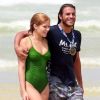 Isabella Santoni foi clicada com o surfista Caio Vaz em uma praia carioca