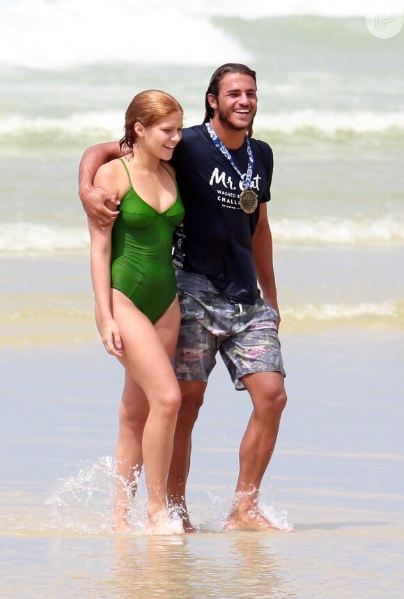 Isabella Santoni foi clicada com o surfista Caio Vaz em uma praia carioca