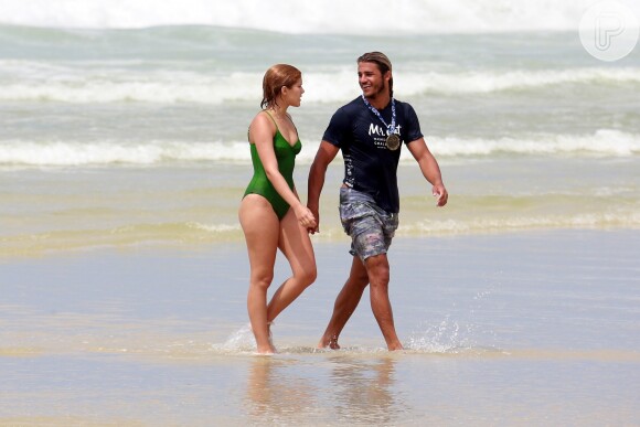 Isabella Santoni e o surfista Caio Vaz deixaram o mar de mãos dadas