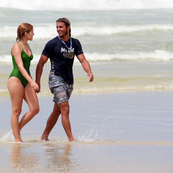 Isabella Santoni e o surfista Caio Vaz deixaram o mar de mãos dadas