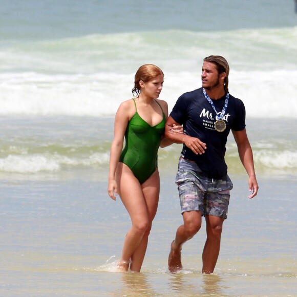 Isabella Santoni e o surfista Caio Vaz não se incomodaram com a presença dos fotógrafos