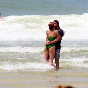 Isabella Santoni beijou o surfista Caio Vaz em uma praia do Rio de Janeiro