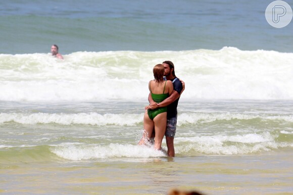 Isabella Santoni beijou o surfista Caio Vaz em uma praia do Rio de Janeiro