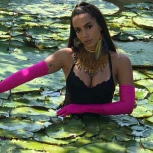 Anitta e Thiago Magalhães se casaram em cerimônia feita por pajé, na Amazônia