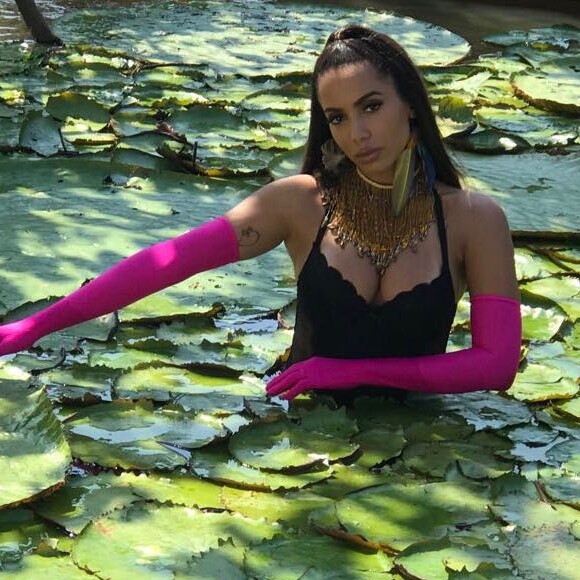 Anitta e Thiago Magalhães se casaram em cerimônia feita por pajé, na Amazônia
