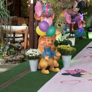 Deborah Secco e Hugo Moura fazem festa da Minnie para comemorar dois anos da filha, Maria Flor