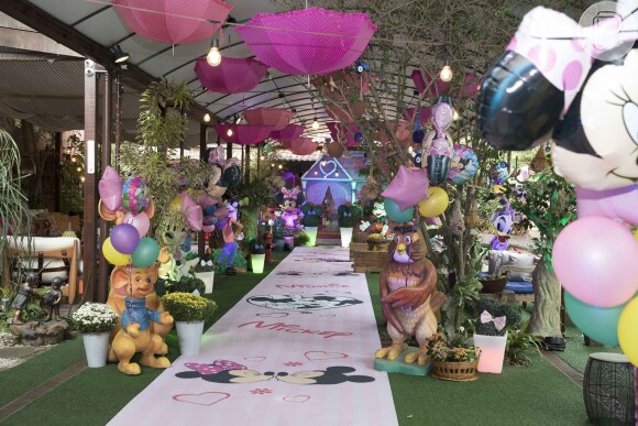 Deborah Secco e Hugo Moura fazem festa da Minnie para comemorar dois anos da filha, Maria Flor