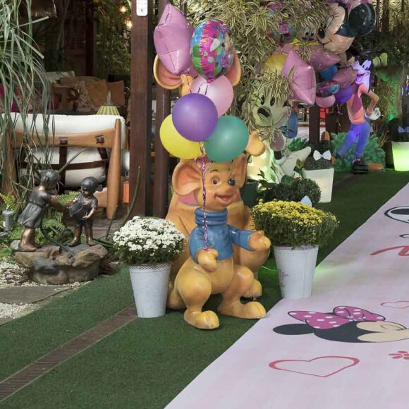 Deborah Secco e Hugo Moura fazem festa da Minnie para comemorar dois anos da filha, Maria Flor
