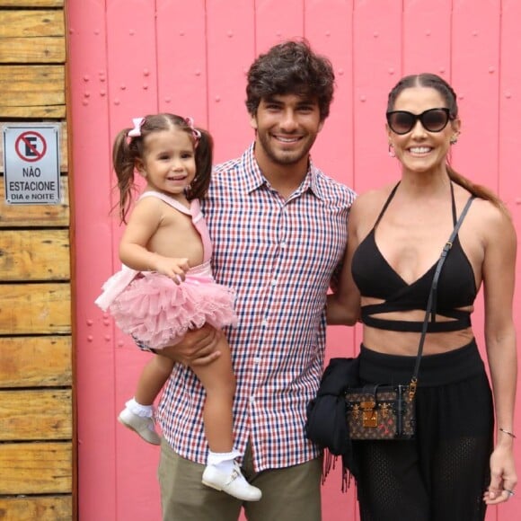 Deborah Secco e Hugo Moura posam com a filha antes da festa