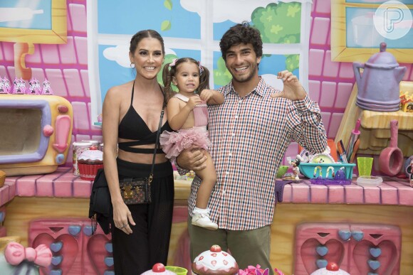 Deborah Secco e Hugo Moura posam com Maria Flor em festa de 2 anos da menina