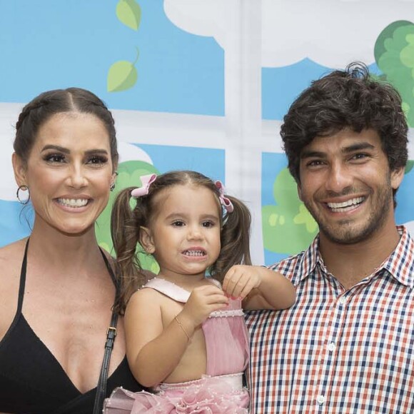 Deborah Secco e Hugo Moura posam com Maria Flor em festa de 2 anos da menina