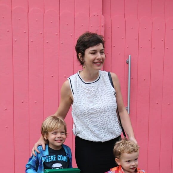 Regiane Alves posa com os dois filhos no aniversário de dois anos de Maria Flor