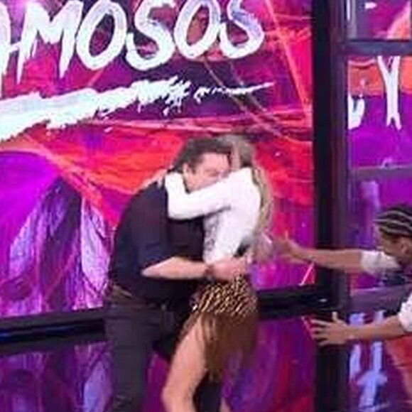 Adriane Galisteu lembrou quando pulou no colo de Faustão, derrubando-o