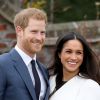 Príncipe Harry e Meghan Markle foram ao jardim do palácio para mostrar as alianças de noivado 